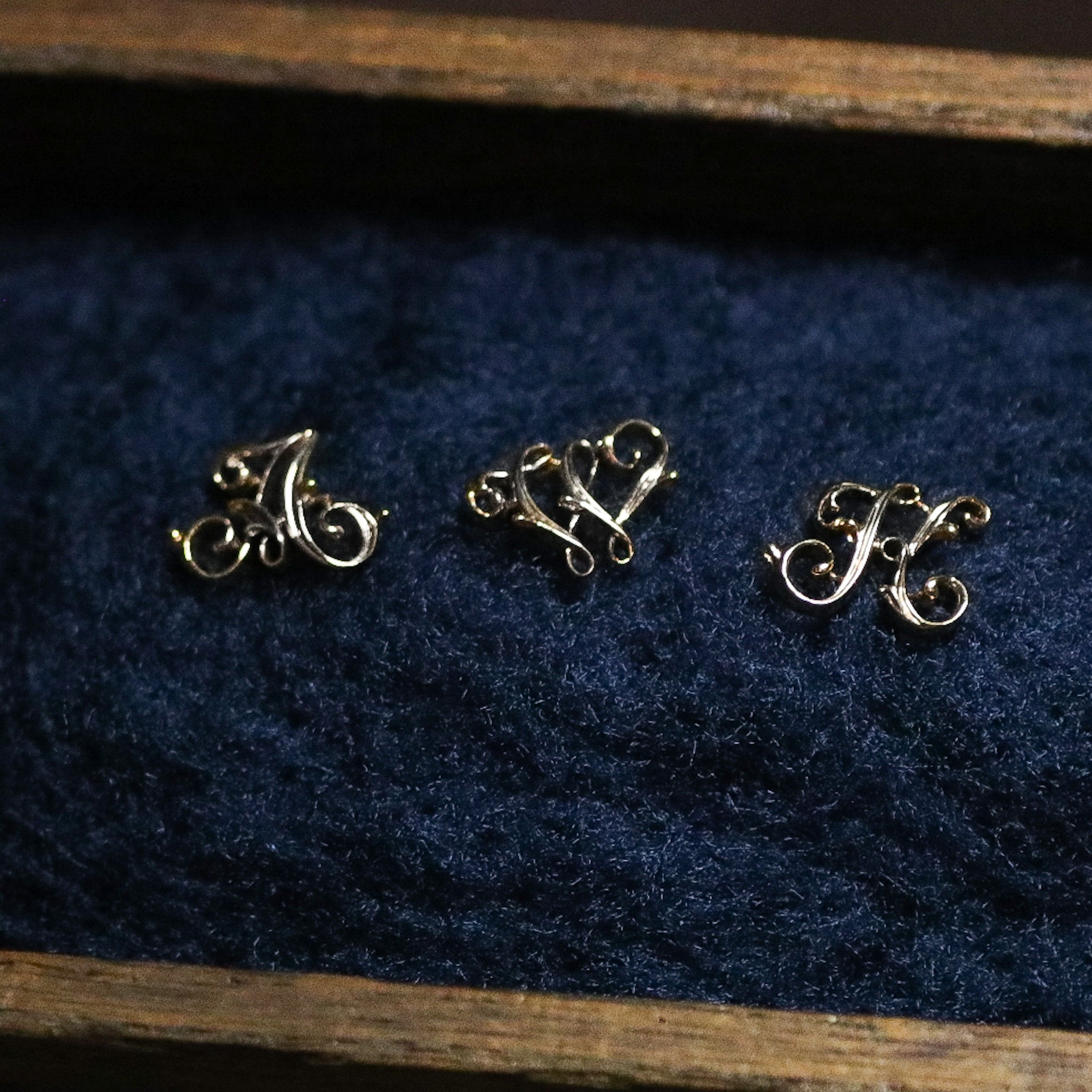 initials – Maison de l'abeille